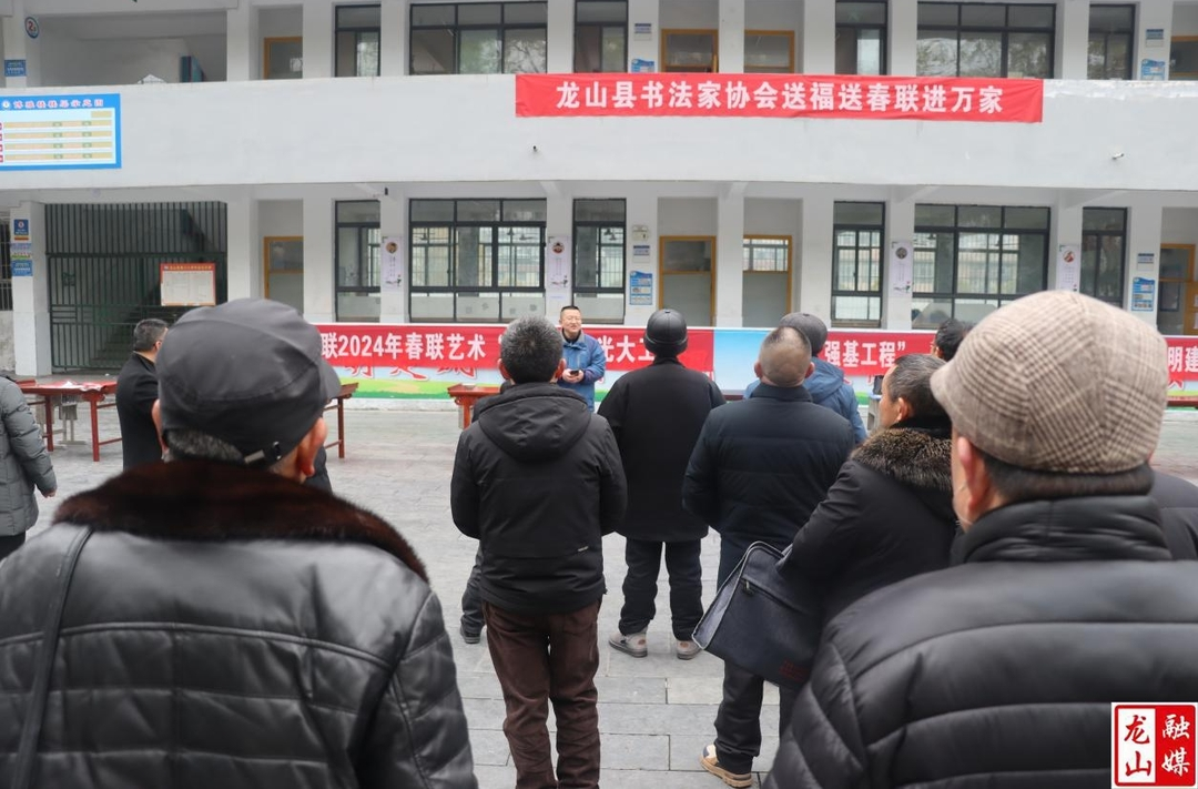 第六小学：书法送福进校园 饱含墨香年味浓