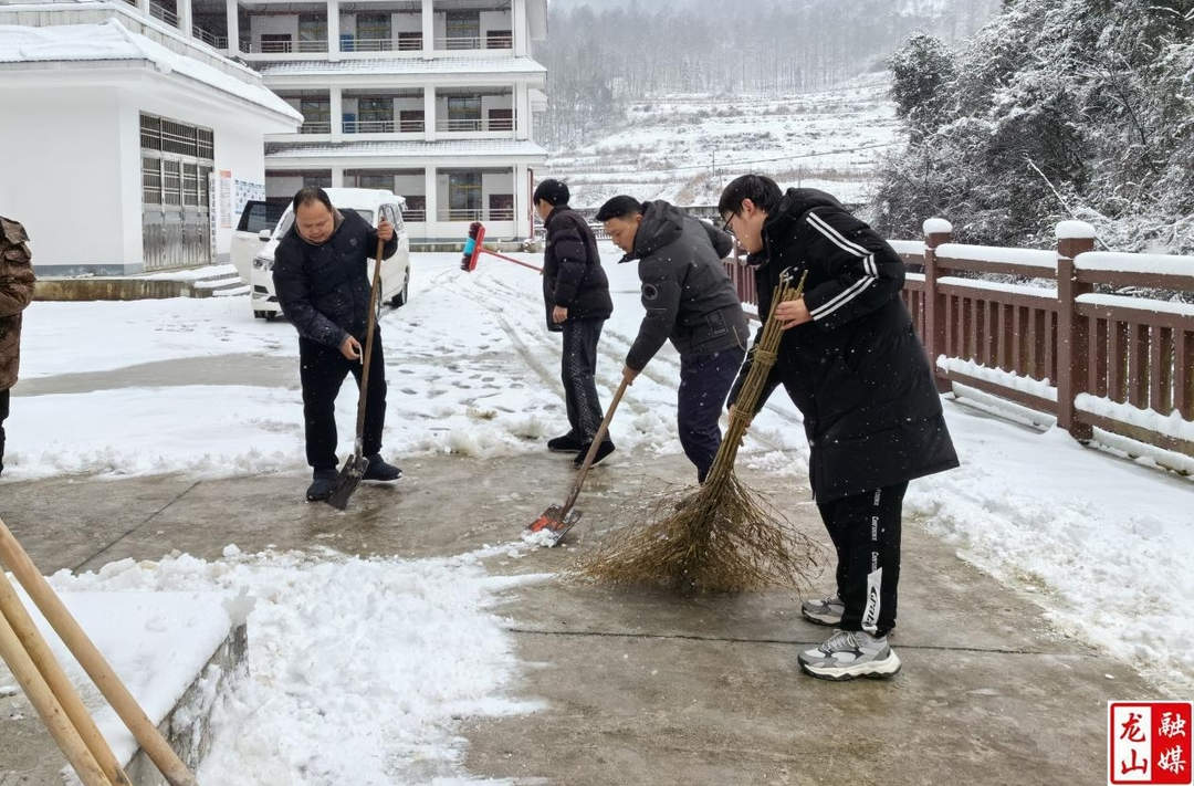 冒雪开新道 护老过暖冬