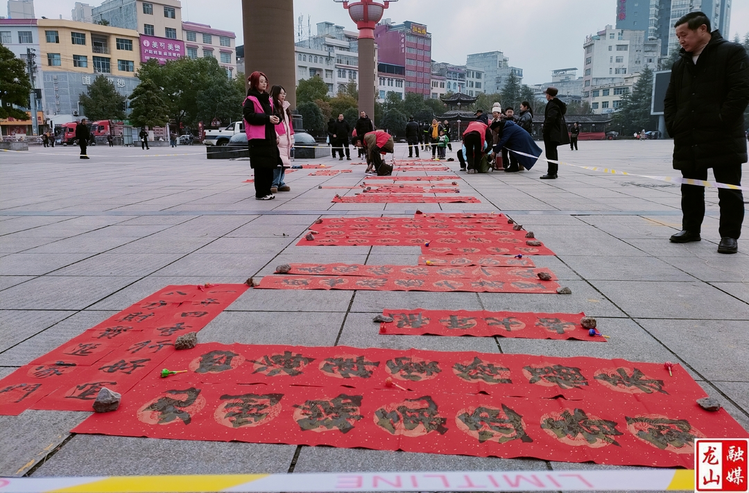 【新春走基层】团县委开展送福送春联活动