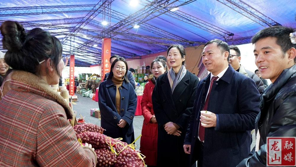 周胜益察看第六届龙山农产品消费帮扶爱心年货节