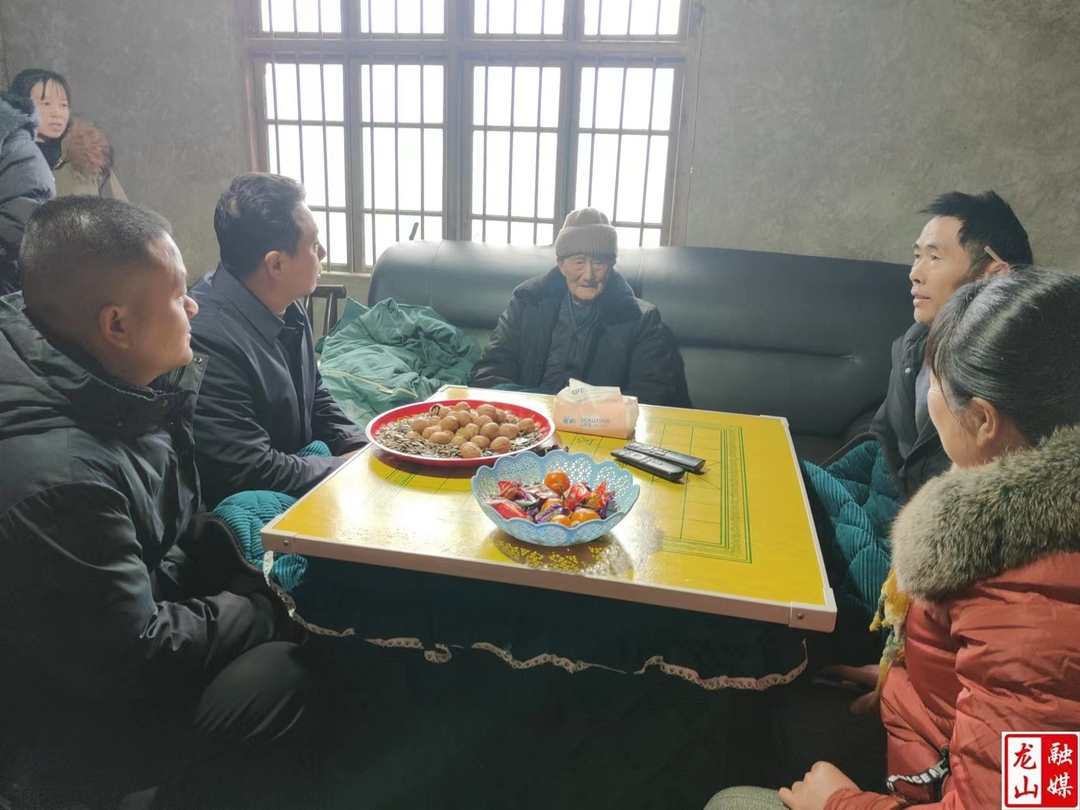 梁兴华到石牌镇开展春节走访慰问