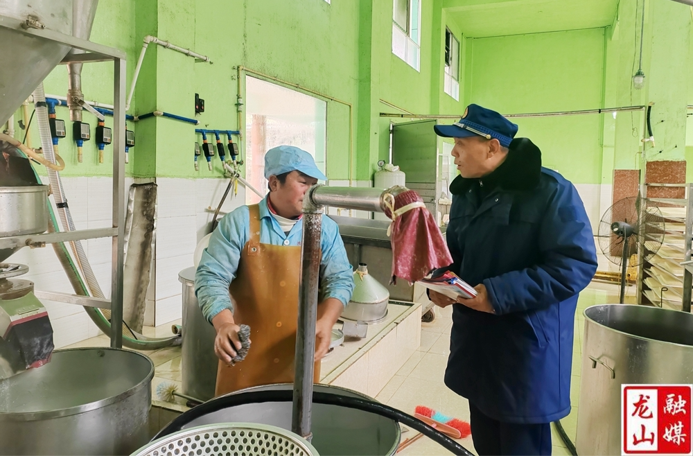 【新春走基层】龙山：消防宣传走街串巷 上门入企 守好辖区“安全线”