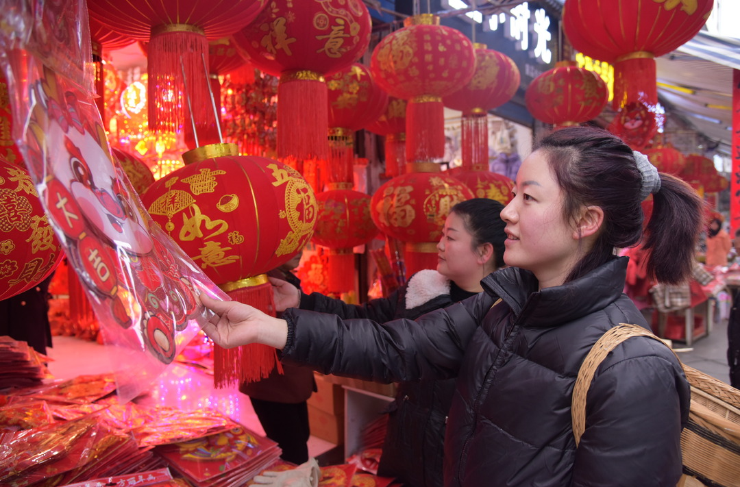 【新春走基层】春节近  饰品俏（图）