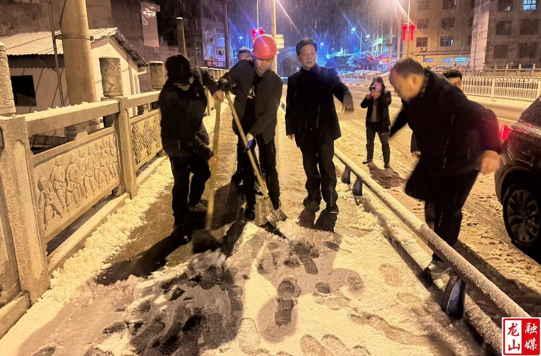 县住建局开展低温雨雪冰冻天气应急抢险