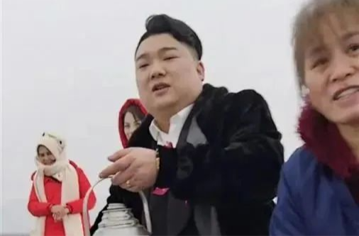 湖南一对新人打包喜宴，送给滞留高速的返乡人