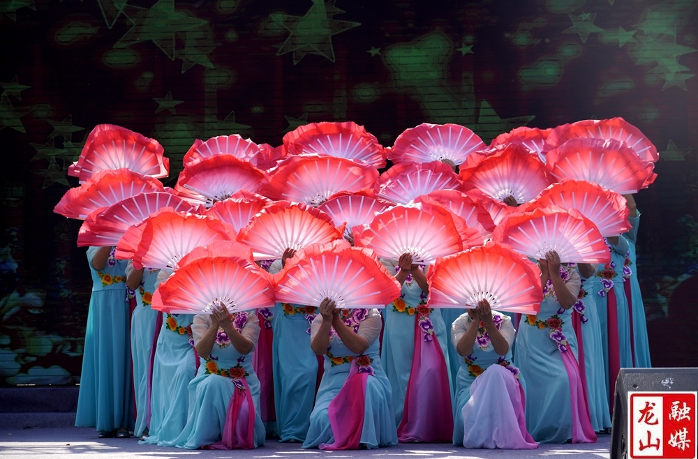 龙山县举行“快乐生活·开心舞蹈”广场舞展演