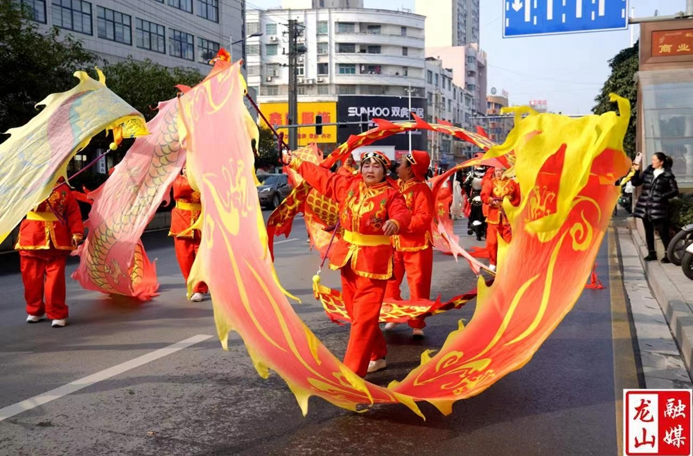 龙山：春节灯会游行欢庆新春