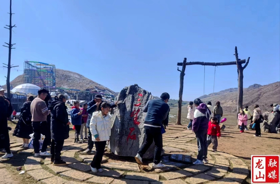 八面山景区：游人如织 欢度春节