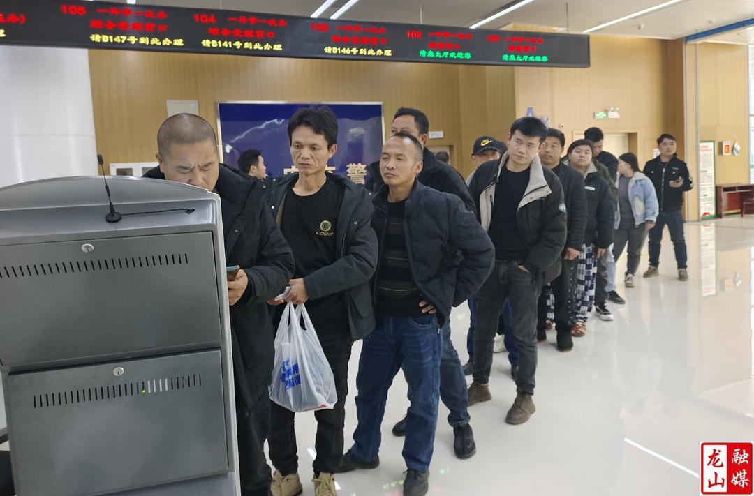 上班第一天：收心聚力 积极应对群众办事高峰期