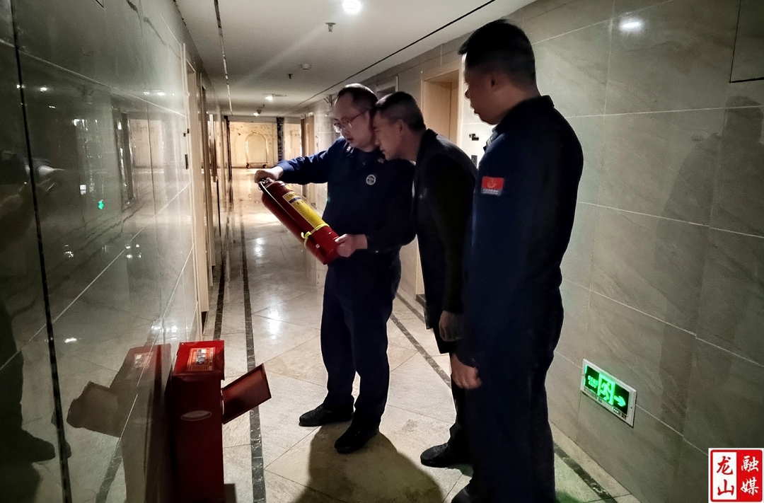 县消防救援大队到县两会涉会场所开展消防安全检查及培训