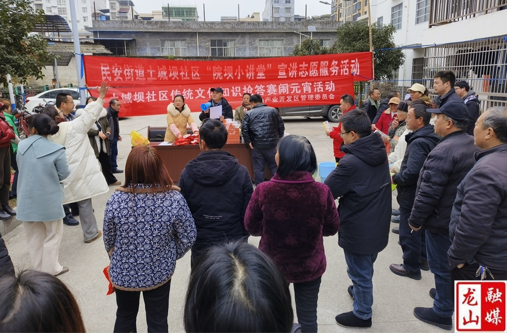 县产业开发区开展党员干部进社区活动