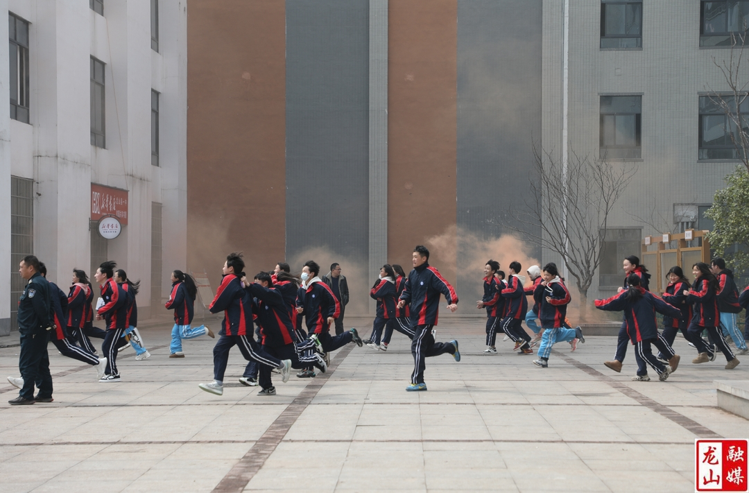第一中学开展2024年春季消防安全应急疏散演练