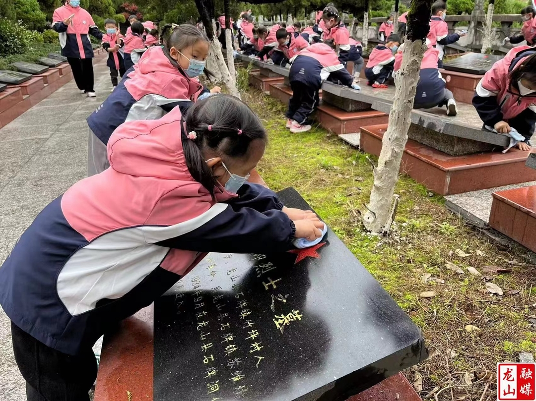 龙山烈士陵园举行“学雷锋、祭英烈”活动