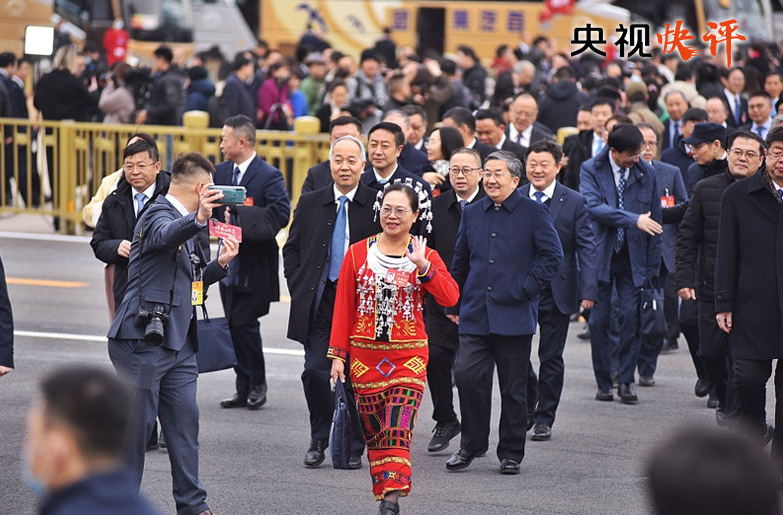【央视快评】高举旗帜 真抓实干 团结奋进——热烈祝贺十四届全国人大二次会议、全国政协十四届二次会议开幕