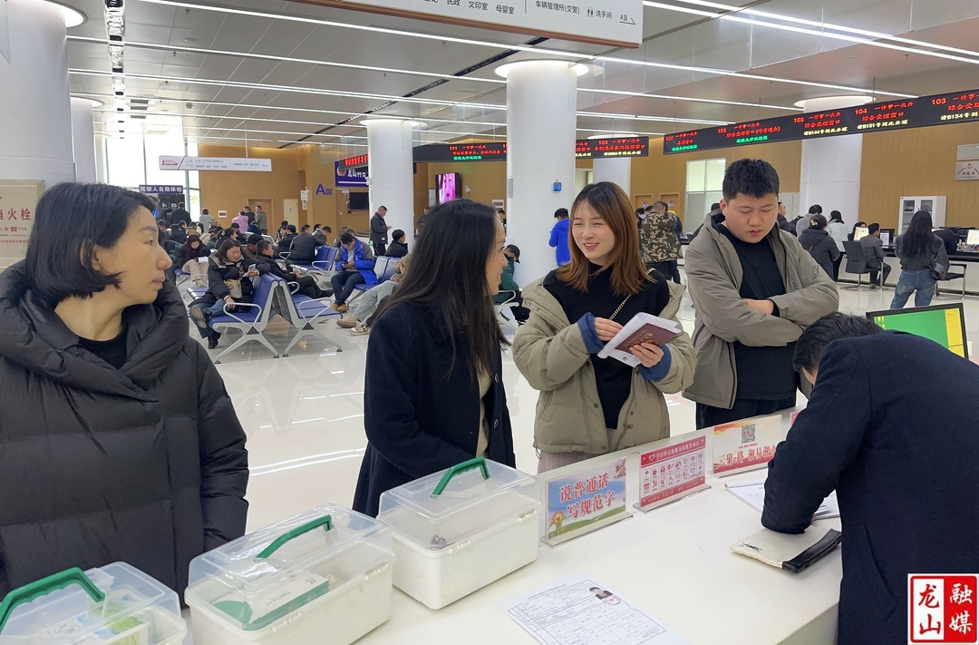 县民政局：工作人员拾金不昧 践行雷锋精神