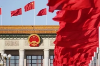 十四届全国人大二次会议举行预备会议 选举产生大会主席团和秘书长 表决通过大会议程