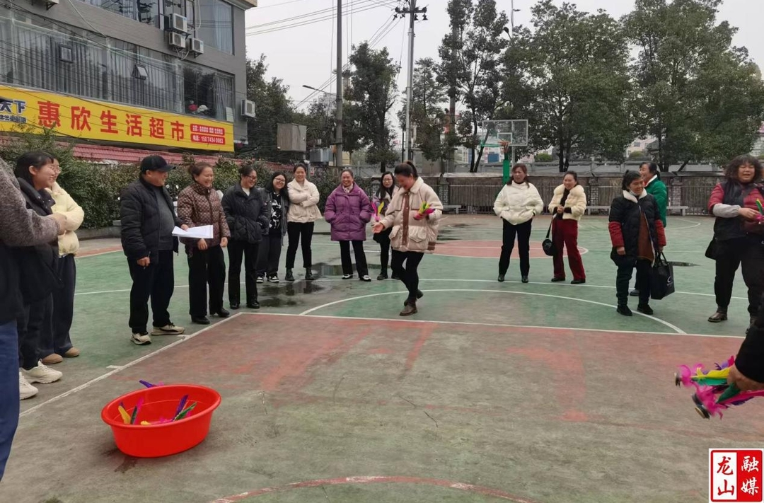 县就业服务中心开展庆“三八”系列趣味活动