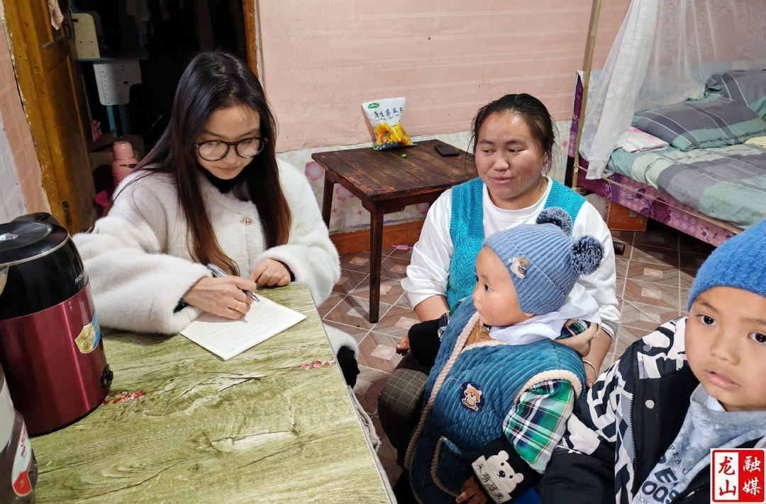 红岩小学：携爱走访 情暖初春