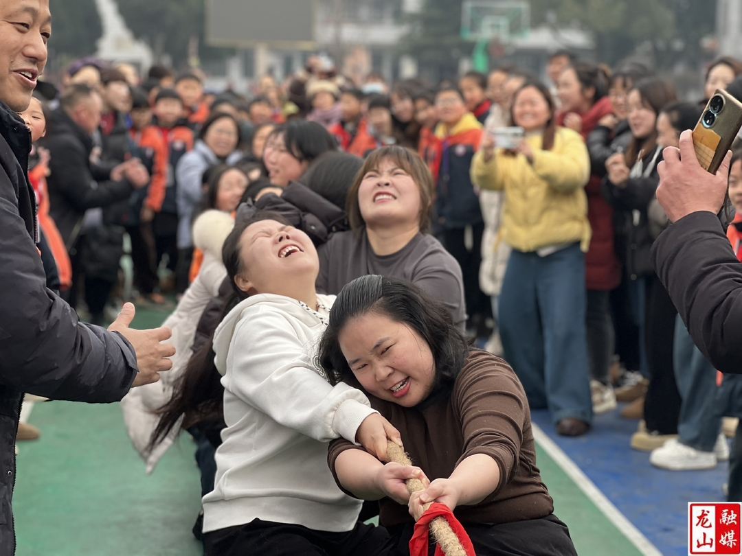 铿锵玫瑰“三八”展笑容