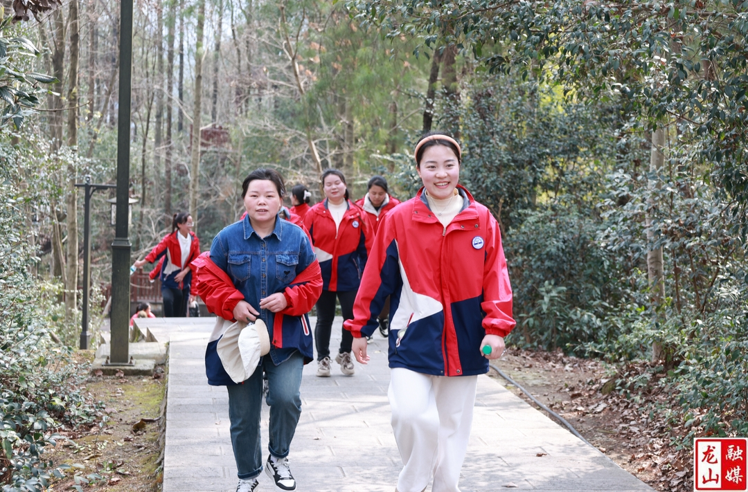 望城幼儿园开展“3·8”妇女节登山赛暨教师表彰工会活动
