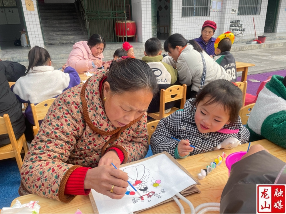 靛房镇中心幼儿园开展三八妇女节亲子活动