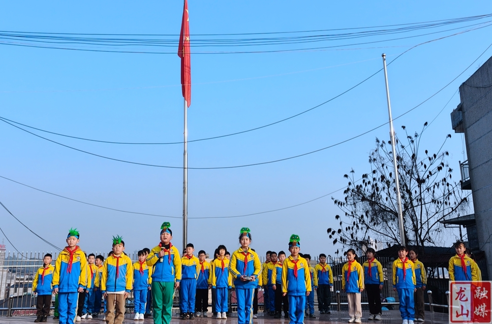 第三小学举行“爱绿护绿，从我做起”国旗下思政课