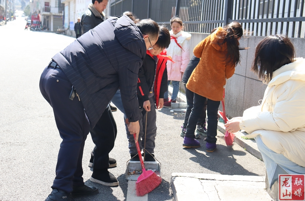 大安小学开展“学雷锋·文明实践我行动”志愿活动