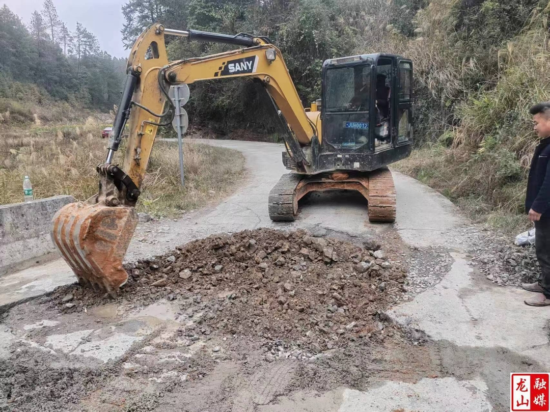 石羔街道包家垅村：合力修补路面  解民忧暖民心