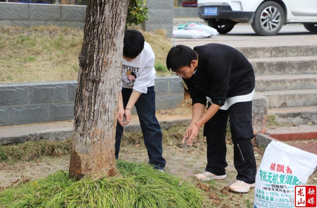里耶民族中学开展植树节活动