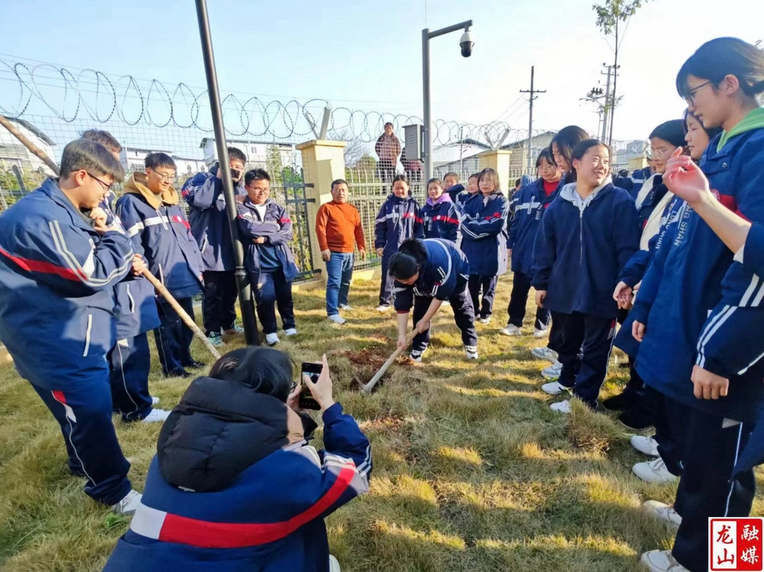龙山高级中学举行植树活动