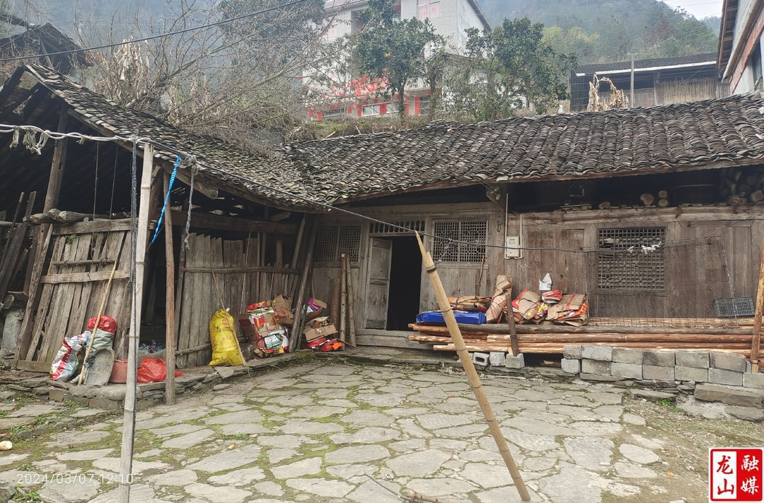 王道溪驻村工作队开展危房住人大排查