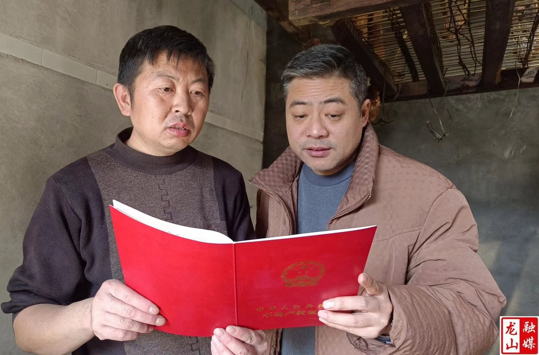 县委编办为农户送发不动产权证书