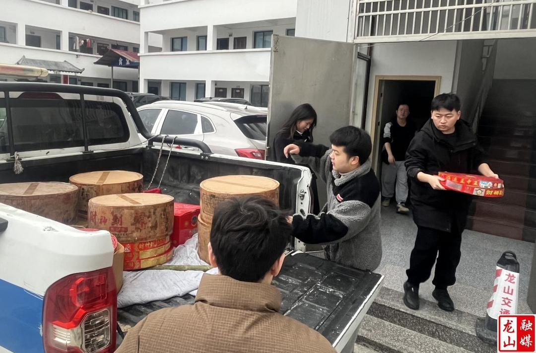 靛房镇收缴非法烟花爆竹