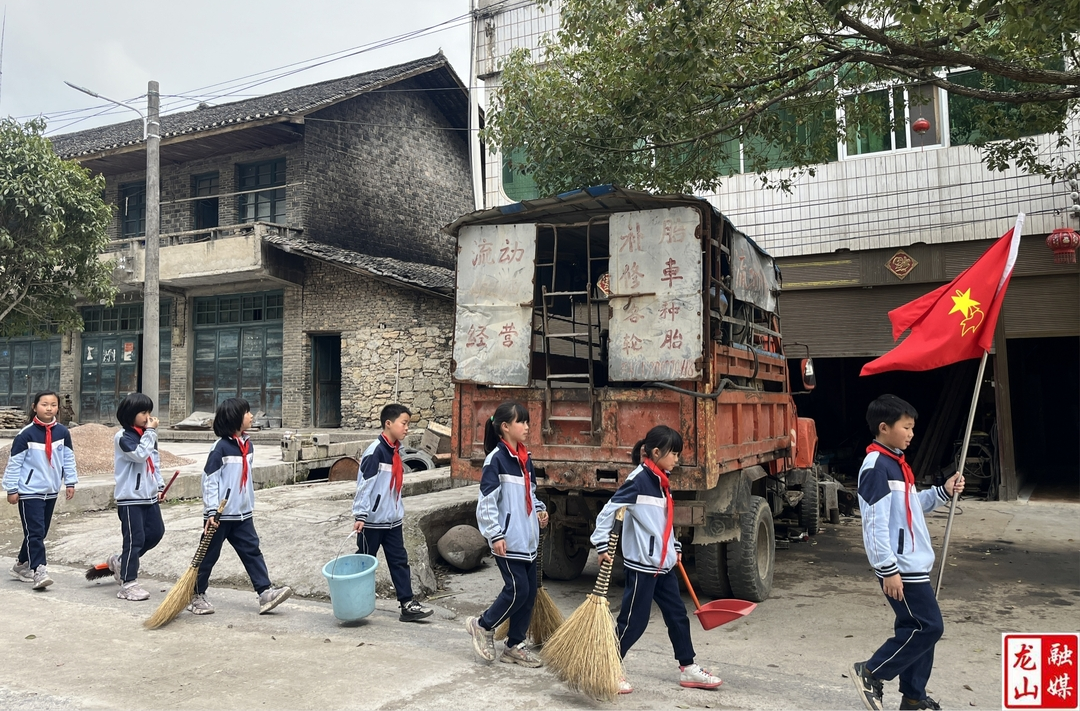 苗儿滩镇九年制学校开展“保护绿水青山 共创平安社区”志愿服务活动