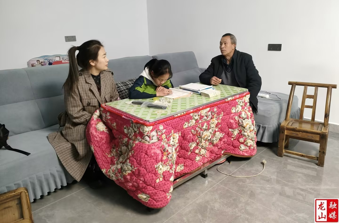 第四小学开展“利剑护蕾”大走访活动