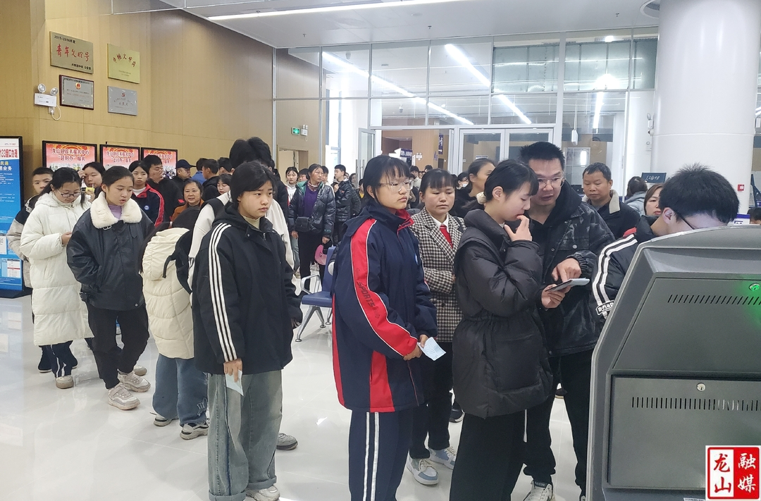 县政务中心人境窗口开启中高考户政服务“绿色通道”