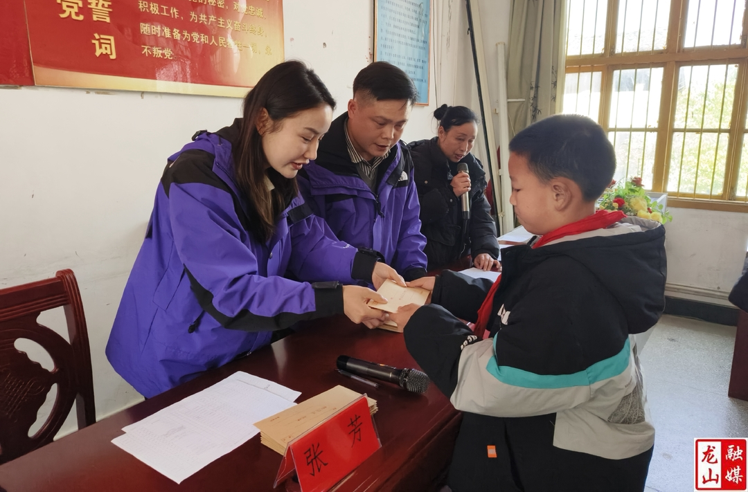 “幸福123团队”到石牌镇中心小学开展爱心捐赠活动