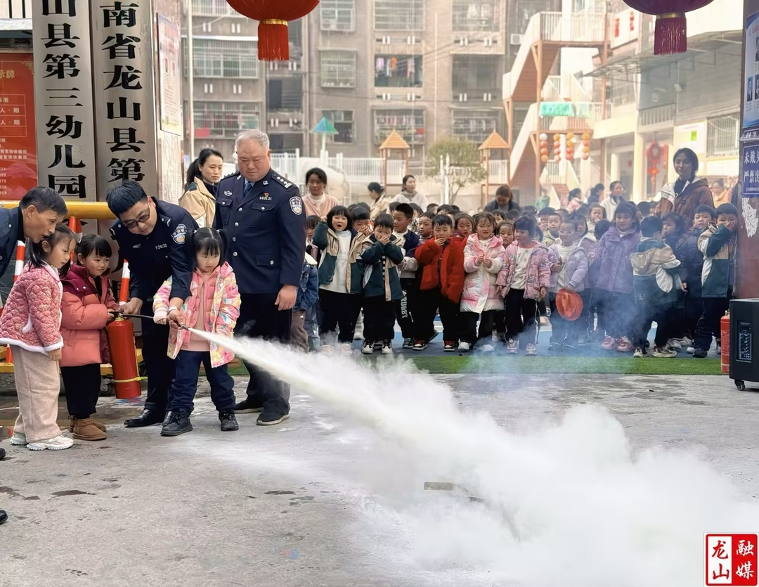 第三幼儿园开展火灾逃生应急疏散及灭火实战演练活动