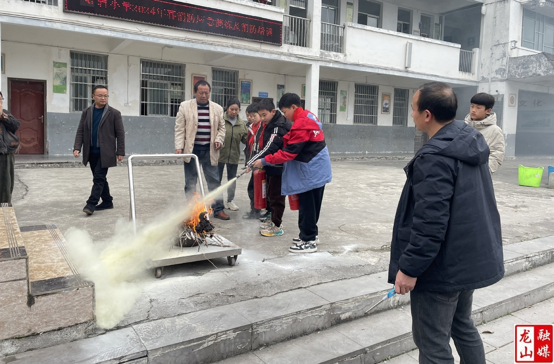 红岩小学开展消防安全应急疏散演练及消防培训活动