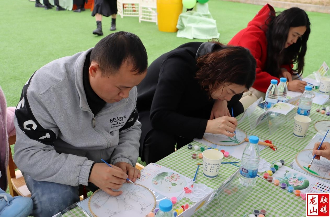 宁乡幼儿园家园合作“齐绘廉洁扇”