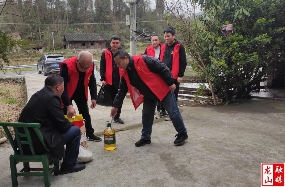 县审计局开展学雷锋志愿服务活动