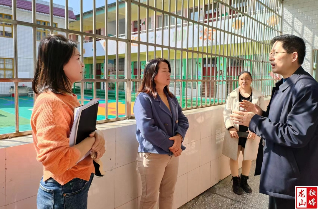 曾首英到石牌镇调研教育相关工作