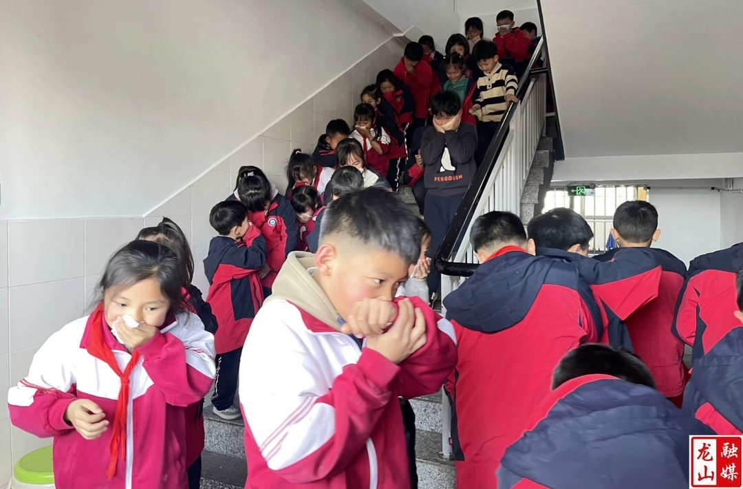 皇仓华鑫学校小学部开展消防应急疏散演练活动