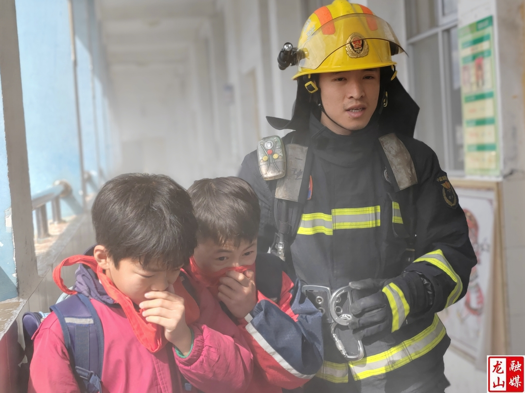 第三小学开展消防安全应急疏散演练暨消防安全知识培训