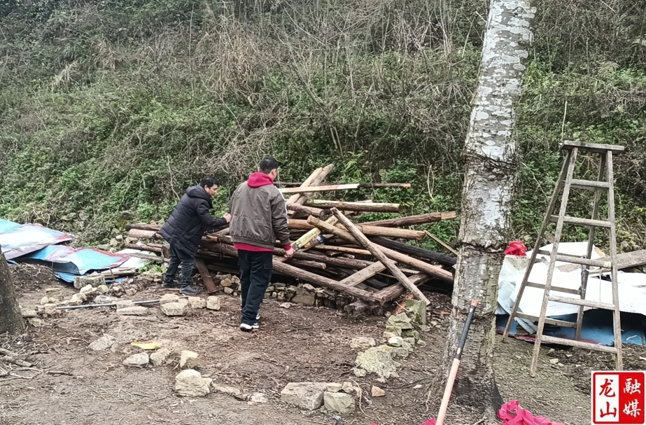 洛塔乡依法拆除“两违”建筑