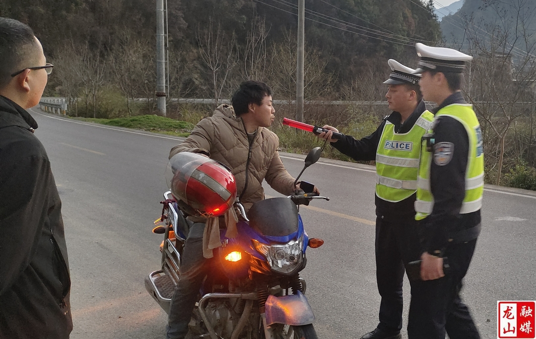 咱果乡积极开展夜查酒驾行动