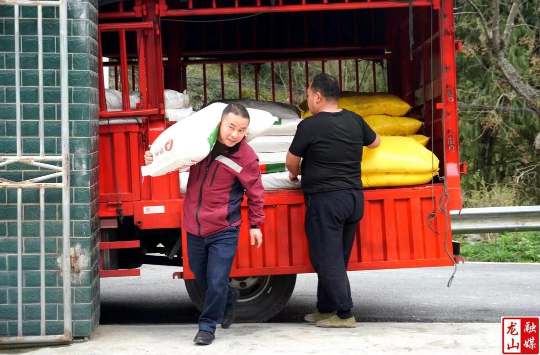 县疾病预防控制中心：送肥下乡 助力产业发展