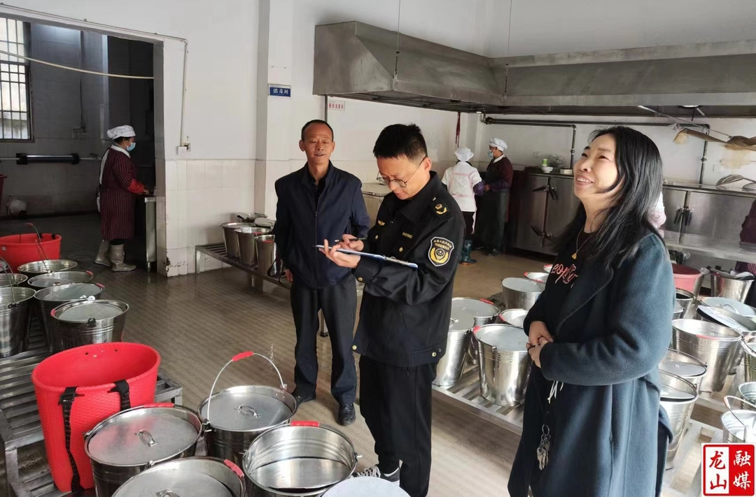 召市镇扎实开展监管检查 筑牢校园食品安全屏障