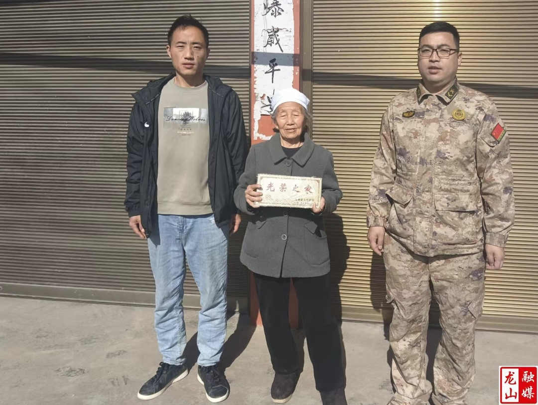 桂塘镇为应征入伍的青年家庭发放光荣牌