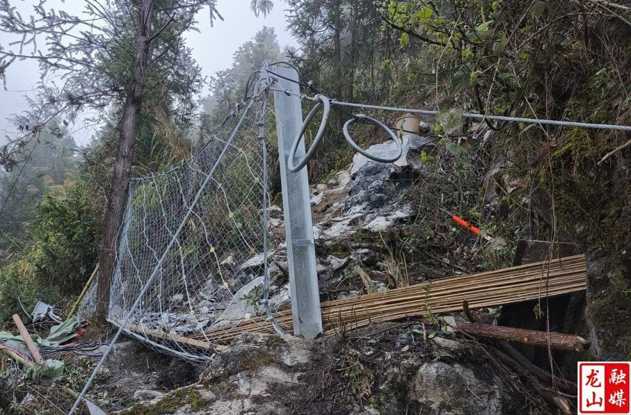 县自然资源局积极解决悬空危岩体